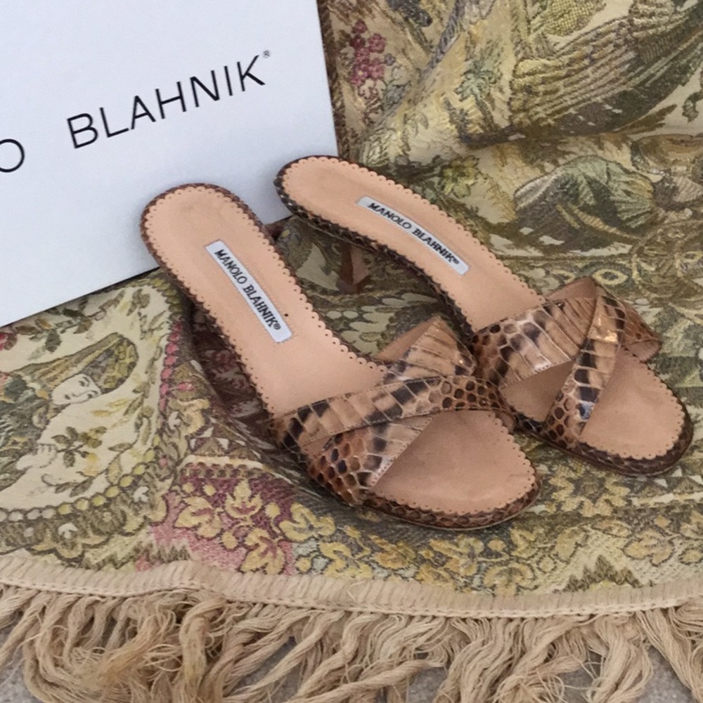 MANOLO BLAHNIK Kitten Heels